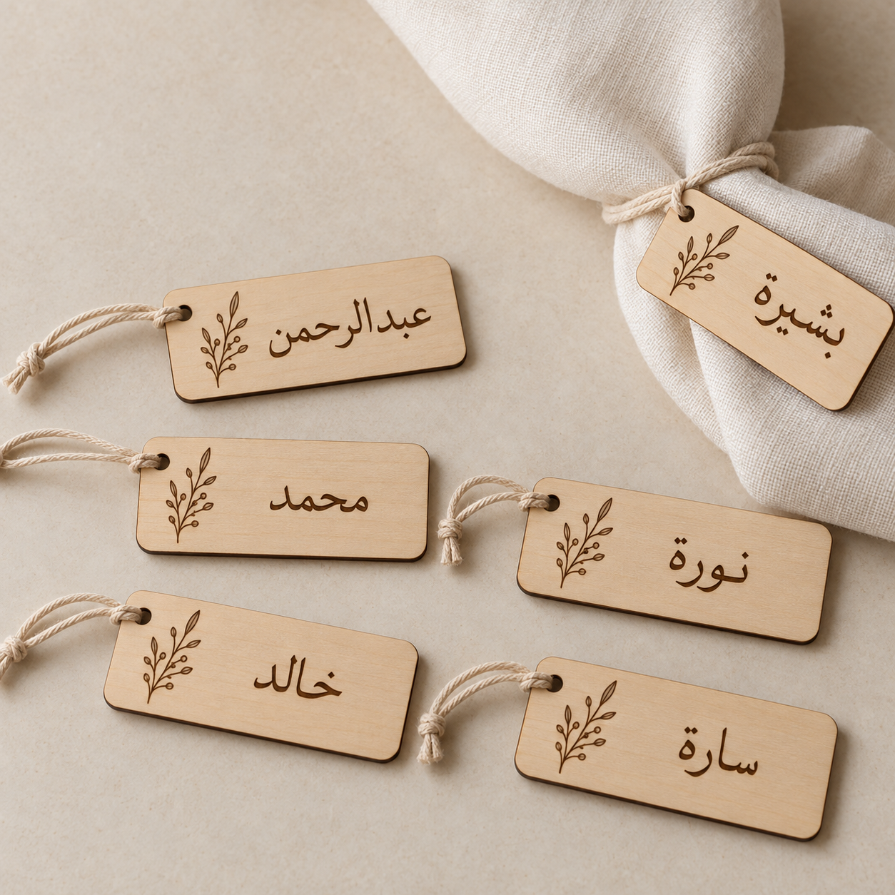 بطاقات أسماء ضيوف خشبية لطاولات الأعراس والفعاليات | خشبة
